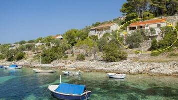 ํ์ฐ์ค (House B - 45 m from The Sea) | ์๋ฐ ์์ค์ ์ ๋ง