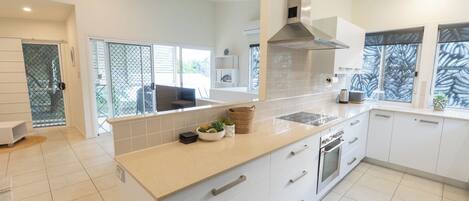 Kylskåp, ugn, spishäll och grytor/köksredskap