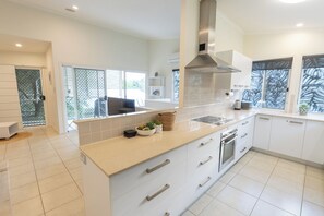 Geladeira, fogão, cooktop, talheres/pratos/utensílios de cozinha