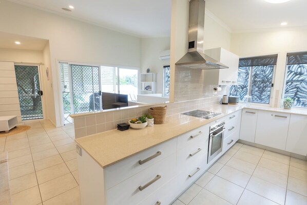 Fridge, oven, stovetop, cookware/dishes/utensils