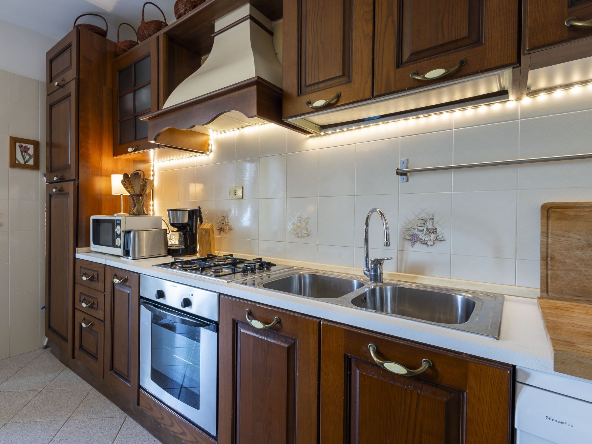 Kühlschrank, Mikrowelle, Ofen, Geschirrspüler