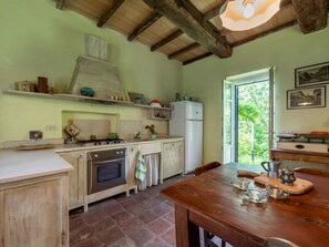 Fridge, oven, dishwasher, cookware/dishes/utensils