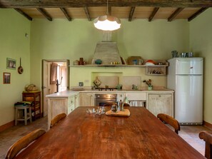 Fridge, oven, dishwasher, cookware/dishes/utensils
