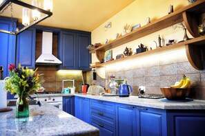 冰箱、微波炉、烤箱、炉灶