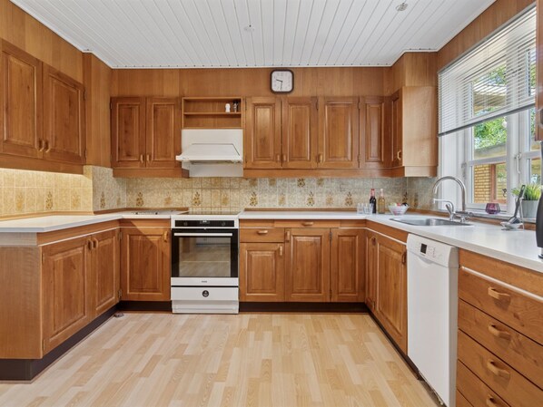 Kühlschrank, Mikrowelle, Geschirrspüler, Kochgeschirr/Geschirr/Besteck