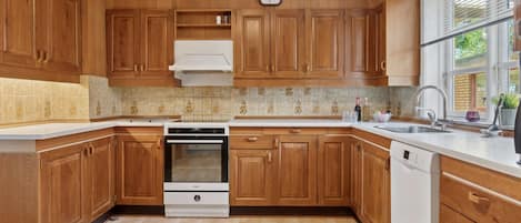 Enjoy cooking in this well-equipped kitchen with an oven and dishwasher.