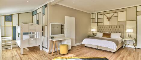 Una habitación de hotel moderna con cama, escritorio y zona de estar.