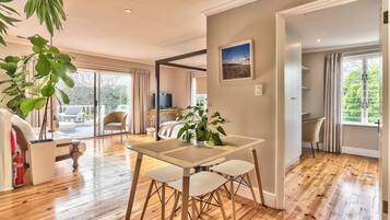 Comfort Cottage, Garden View | Iron/ironing board, free WiFi