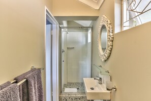 Standard-Studio, Poolblick | Badezimmer