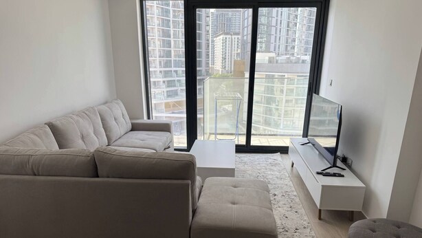 Living room - Family-friendly Stay in Dubai (Dubai)