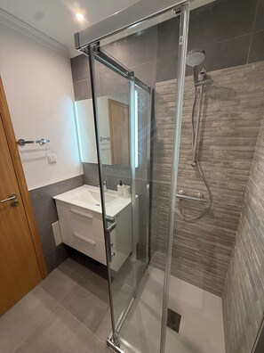 Shower, hair dryer, bidet, towels
