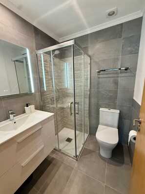 Bruser, hårtørrer, bidet, håndklæder