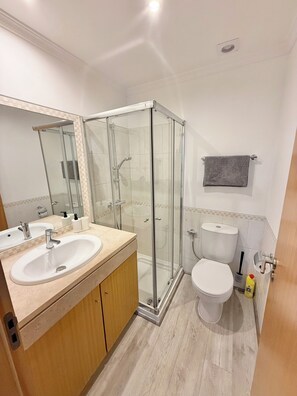 Dusche, Haartrockner, Bidet, Handtücher