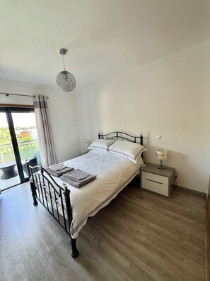 2 Schlafzimmer, Zimmersafe, Bügeleisen/Bügelbrett, WLAN