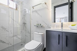 Dutxa, assecador de cabells i tovalloles 