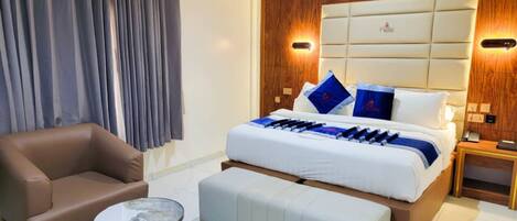 Escritorio, espacio para trabajar con laptop y wifi gratis