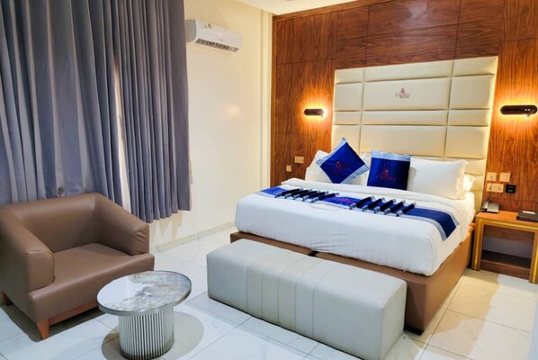 Executive Room | Desk, laptop workspace, free WiFi - Fiesto Hotel and Suites Enugu (Enugu)