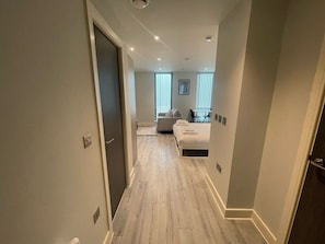 1 bedroom, iron/ironing board, WiFi, bed sheets - Contemporary Studio with free Parking in Bracknell (Bracknell)