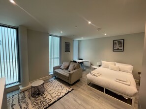 1 bedroom, iron/ironing board, WiFi, bed sheets - Contemporary Studio with free Parking in Bracknell (Bracknell)