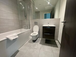 Shower, hair dryer, towels - Contemporary Studio with free Parking in Bracknell (Bracknell)