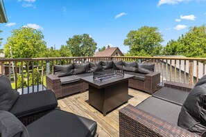 Property grounds - Huge Downtown Retreat with Free Parking (Indianapolis)