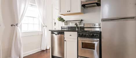 Frigorifero, microonde, forno, piano cottura