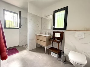 Douche, serviettes fournies, savon, papier toilette