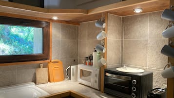 Réfrigérateur, micro-ondes, plaque de cuisson, cafetiÚre/bouilloire