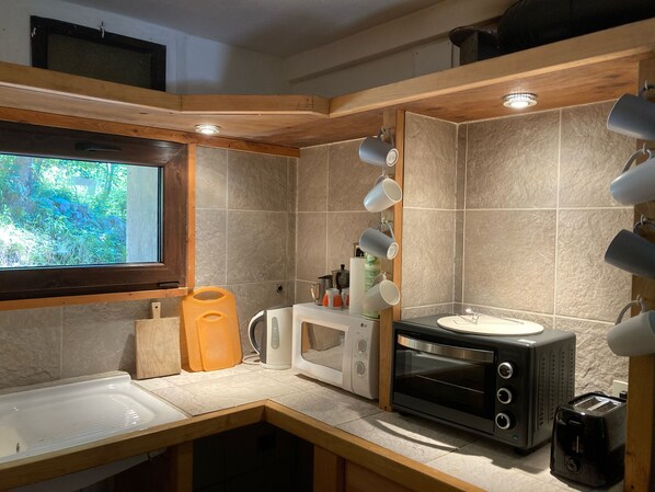Fridge, microwave, stovetop, coffee/tea maker