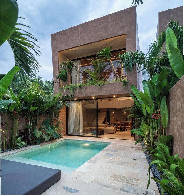 A modern house with a pool, surrounded by lush tropical plants. - Arvatya Villas Bingin, Uluwatu by Blacksand (Pecatu)