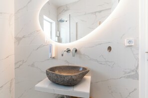 Haartrockner, Handtücher, Seife, Toilettenpapier