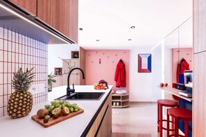Fridge, microwave, stovetop, dishwasher