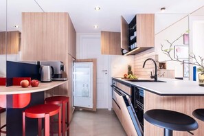 Fridge, microwave, stovetop, dishwasher