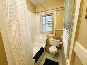 Een haardroger, handdoeken