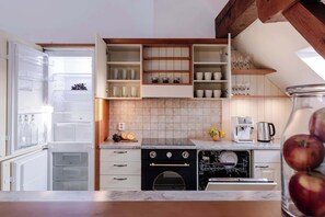 Fridge, stovetop, dishwasher, coffee/tea maker - TurnKey | Old Town 5BR Loft Apartment (Praha 1)