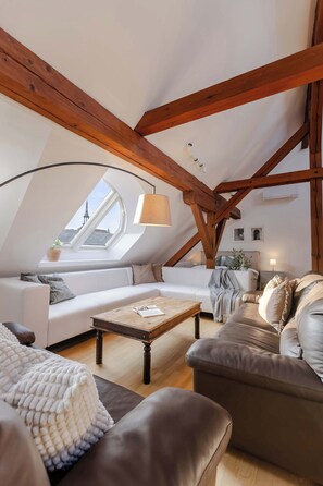 TV - TurnKey | Old Town 5BR Loft Apartment (Praha 1)
