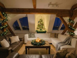 TV - TurnKey | Old Town 5BR Loft Apartment (Praha 1)