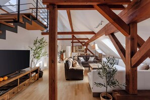 TV - TurnKey | Old Town 5BR Loft Apartment (Praha 1)