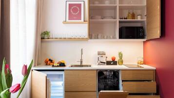 Coffee/tea maker, fridge, microwave, stovetop