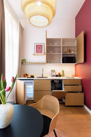 Réfrigérateur, micro-ondes, plaque de cuisson, cafetière/bouilloire