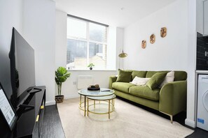 TV, offices - Cosy & Bright 1 Bedroom Apartment in Bradford (Bradford)