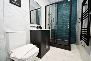 Suihku, hiustenkuivaaja, pyyhkeet