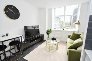 TV, offices - Cosy & Bright 1 Bedroom Apartment in Bradford (Bradford)