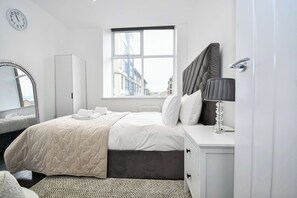 1 bedroom, desk, iron/ironing board, WiFi - Cosy & Bright 1 Bedroom Apartment in Bradford (Bradford)