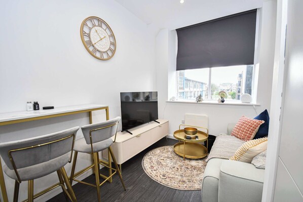 TV, offices - Modern & Compact 1 Bedroom Apartment in Bradford (Bradford)