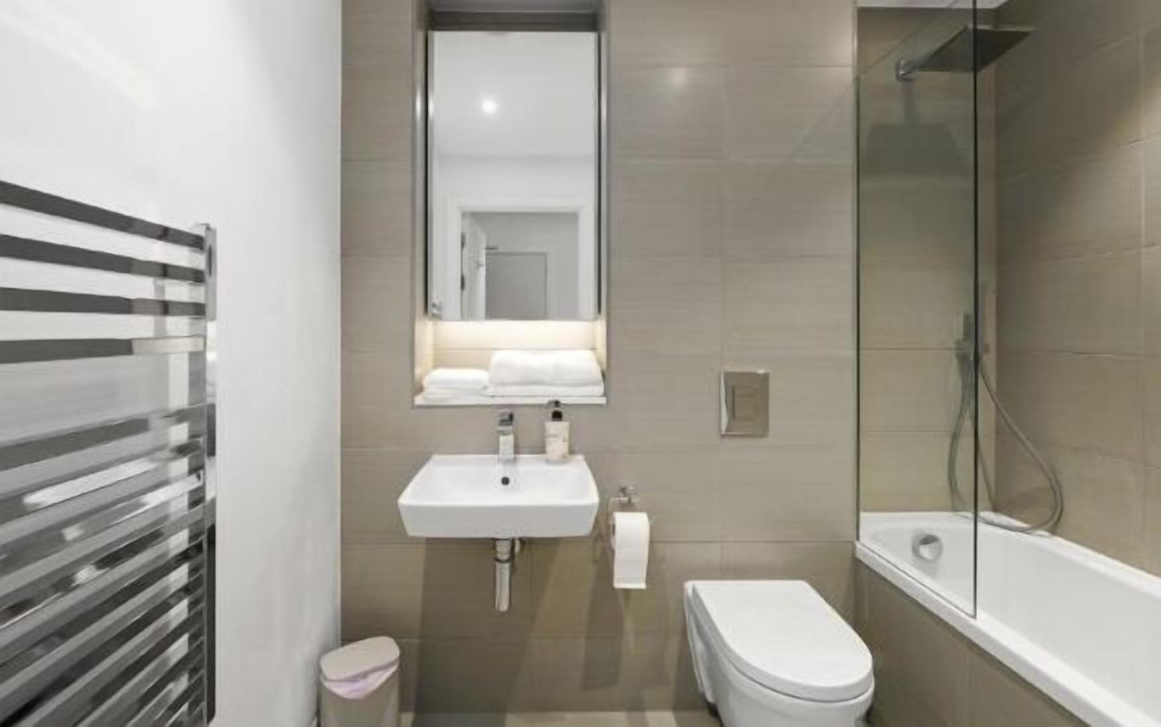 Appartement, balkon, uitzicht op stad | Badkamer