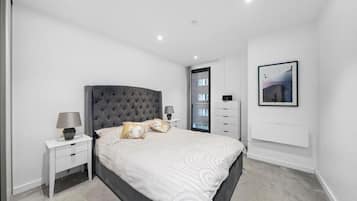 Leilighet, balkong, byutsikt | Blendingsgardiner, strykejern/-brett og wi-fi (inkludert)