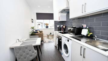 Frigorifero, microonde, forno, piano cottura