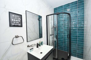 Douche, sèche-cheveux, serviettes fournies, shampoing