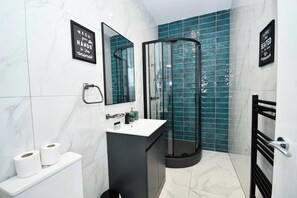 Ducha, secador de pelo, toallas